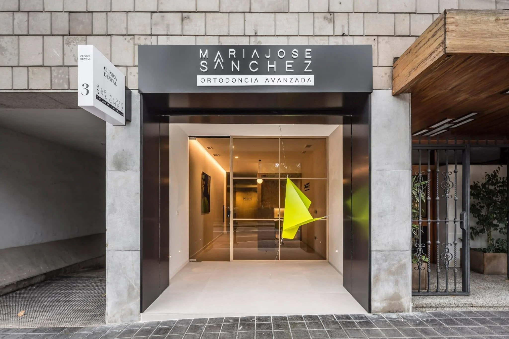 Exterior de la clínica dental situada en el centro de Valencia