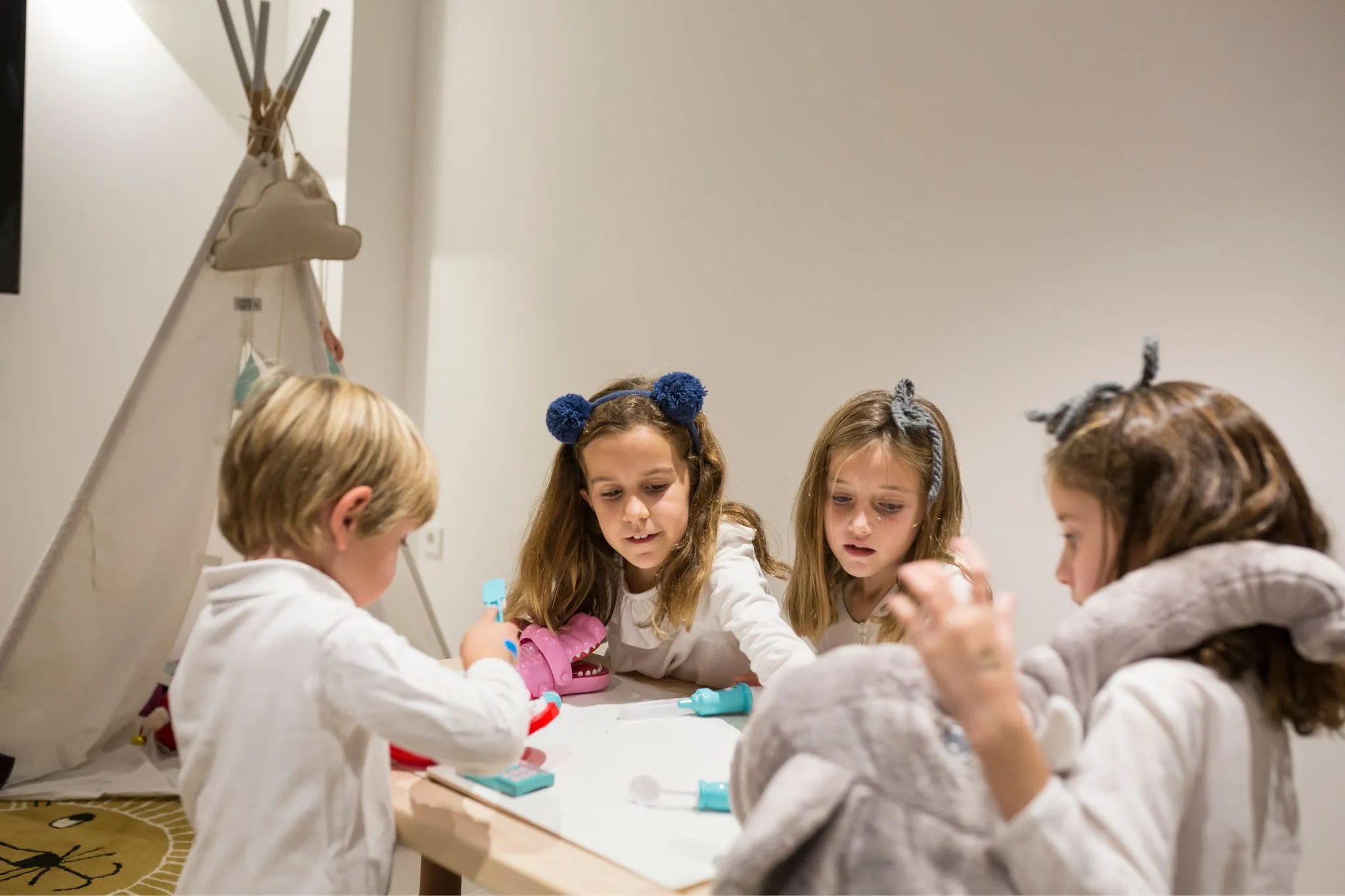 Niños en el área de odontopediatría de la clínica