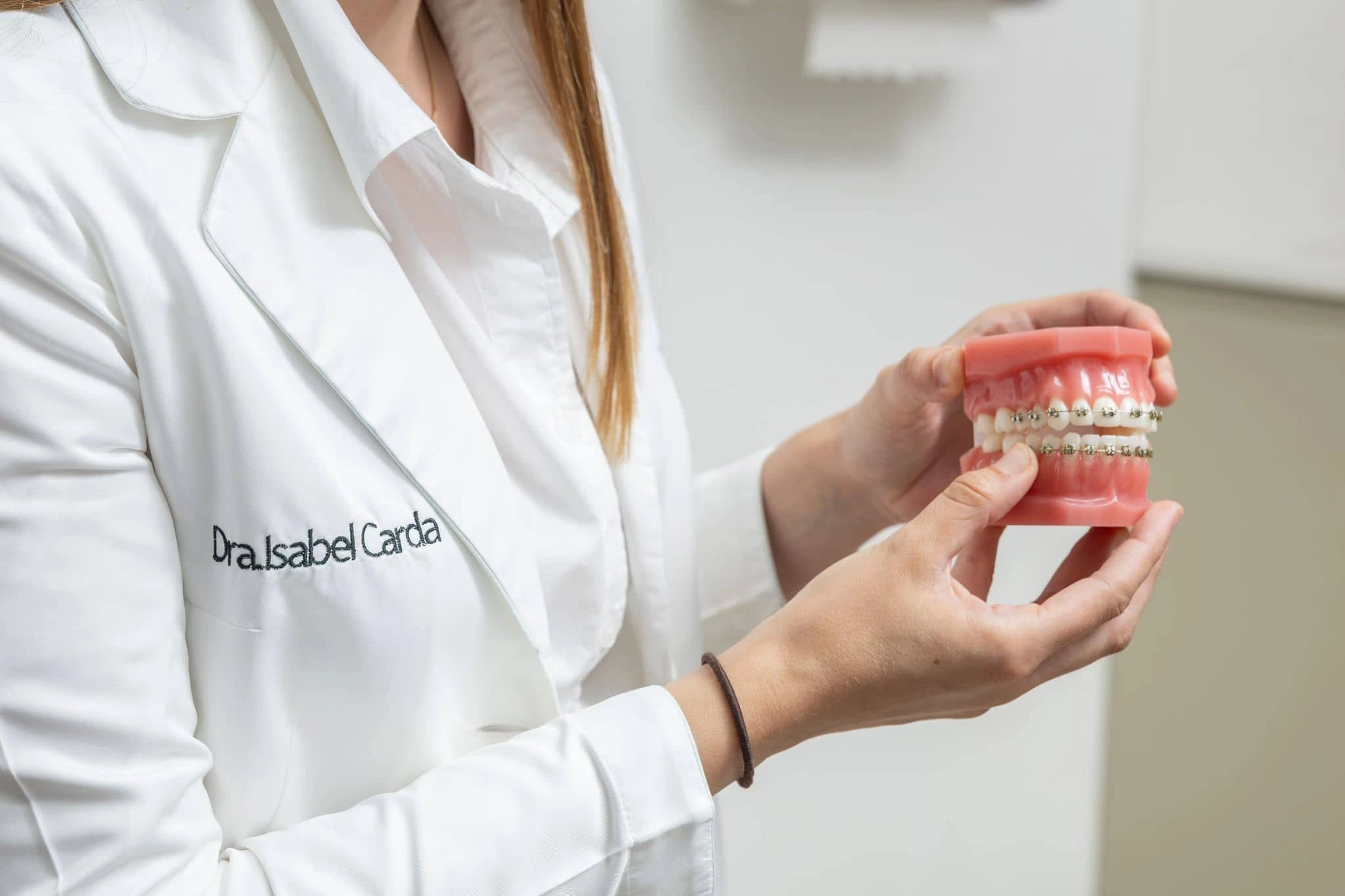 Especialista en ortodoncia mostrando una maqueta dental