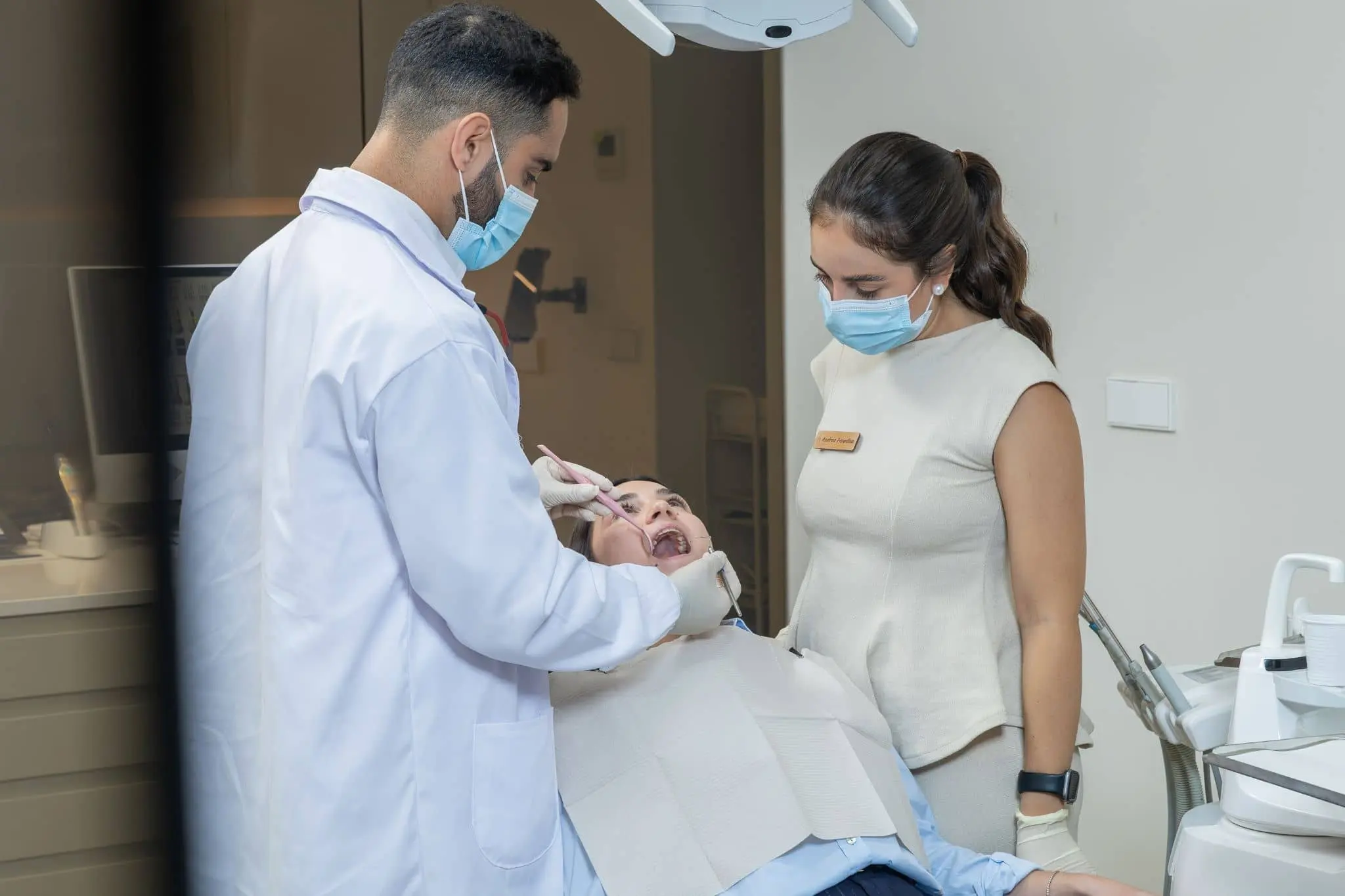 Especialista en periodoncia explicando la salud de las encías
