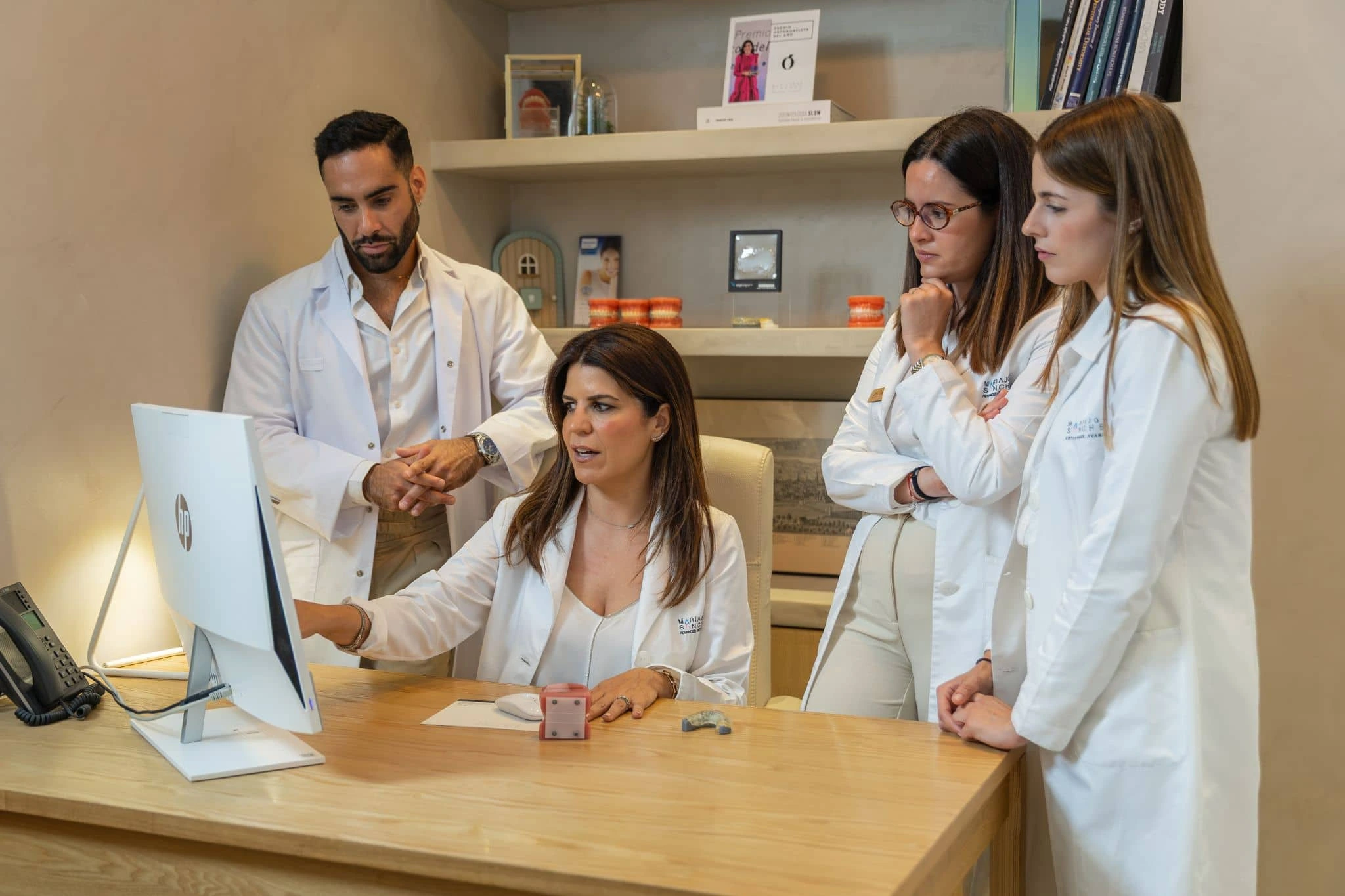 Equipo de odontología trabajando conjuntamente en la clínica